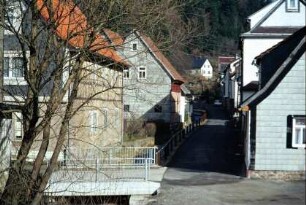 Dorfstraße, Bach, Häuserzeilen