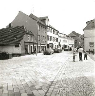 Spremberg, Lange Straße 22/17. Wohnhäuser mit Läden