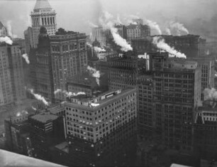 New York City : Blick auf New York. Im Vordergrund das Hamburg-America-Building, im Hintergrund links der Turm des Bankers Trust Company Building in der 14 Wall Street