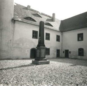 Markranstädt-Großlehna-Altranstädt, Am Schloss 2. Schloss. E. 16./A. 17. Jh.; 1745 (Kirche außer Turm). Schlosshof mit Obelisk (1907) zur Erinnerung an Frieden und Konvention von Altranstädt am 22.8.1707