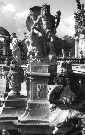 Neptun und Amphitrite : Neptun und Amphitrite (um 1725 / um 1926; Kopie nach C. Kirchner). Sandstein; ca. lebensgroß. Dresden-Altstadt, Zwinger, Balustrade über dem Nymphenbad