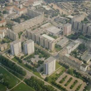 Dresden-Johannstadt. Wohnbauten (1972-1975; K. Röthig) zwischen Arnoldstraße und Käthe-Kollwitz-Ufer über Florian-Geyer-Straße und Pfotenhauerstraße. Luftbild-Schrägaufnahme von Nordwesten