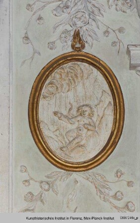Stuckreliefs mit Puttendarstellungen : Putto mit Schlange