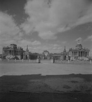 Potsdam. Sanssouci, Neues Palais, Communs mit Kolonnade