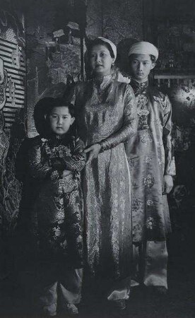 Kaiserin Nam Phuong von Annam mit ihren Söhnen