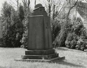 Denkmal für die Gefallenen des ersten Weltkriegs : Denkmal für die Gefallenen des ersten Weltkriegs. Granit (nach 1918). Ottendorf-Okrilla, Friedhof