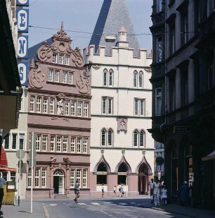 Trier. Rotes Haus. Rechts im Bild: "Steipe"
