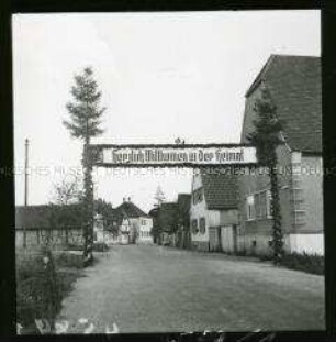 Begrüßungsbanner für evakuierte Bewohner in einem Dorf am Westwall