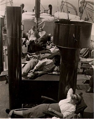 An Bord desPassagierschiffes "Hansestadt Danzig" des Seedienstes Ostpreußen. Man reist in die Ferien. Passagiere befinden sich auf dem Oberdeck