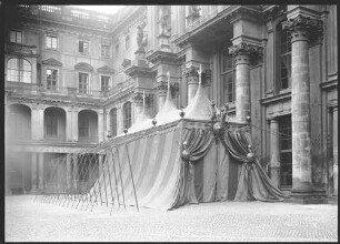 Berlin, Schloss, Schlüterhof, Portal, Detail: Zelt aus der Zeit Wilhelm II..