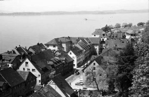Meersburg: Blick von der Schlossterrasse auf Unterstadt und See