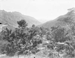 Landschaft : Blick durch die Berge nach Qingdao (Tsingtau)