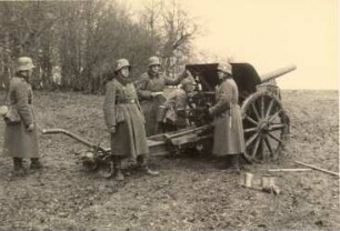 Soldaten um eine Flak herum (Nahaufnahme)