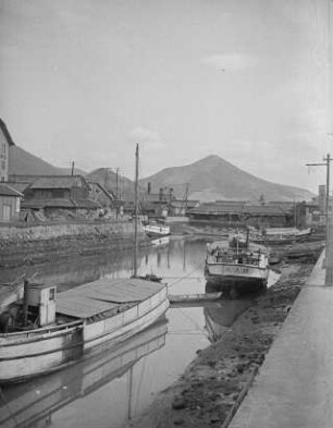 Wasserstraße in Sakaide : Ansicht mit Booten. Blick gegen einen Berg (vielleicht Mount Oyama)