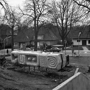 Stadtschule: Salinenstraße: Betonplastik vor dem Neubau
