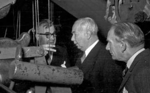 Lörrach: Heuss an einer Maschine; Hans Stössel und Heuss