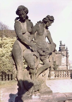 Nymphenpaar mit Delphin und Netz : Nymphenpaar mit Delphin und Netz. Sandstein (1924/1929; G. Wrba und Werkstatt). Dresden: Zwinger, Nymphenbad-Balustrade