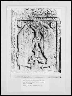 Relief mit dem Lebensbaum, von Löwen flankiert