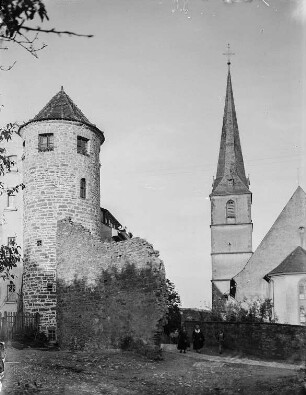 Sulzfeld am Main. Turm der Stadtbefestigung und Pfarrkirche
