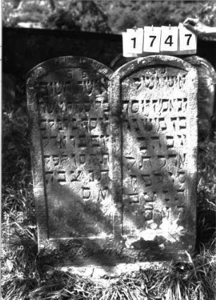 Grabstein 1747 (Index: 100096322) Maße HxBxT: 113x81x9 cm Besonderheit: Doppelgrab für Eheleute: Grabstein 1747