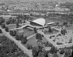 Luftaufnahme, Blick von Süd-Osten auf die Kongreßhalle. Berlin-Tiergarten, John-Foster-Dulles-Allee