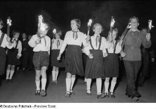 Pioniere mit Fackeln während einer Parade