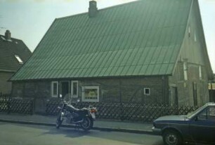 Benstaben 1: traufständiges Fachwerkhaus: Straßenfront mit Eingangstür, nach Modernisierung der Fenster: rechts Giebelseite Wirtschaftstrakt