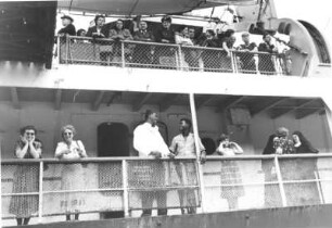 Auswanderer-Schiff "Marine shark". Auswanderer und Matrosen stehen an Deck