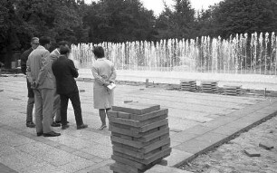 Bau einer Wasserspielwand am südlichen Eingang des Stadtgartens.