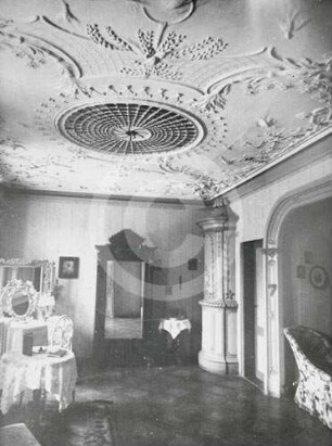 Stuckdecke und Interieur eines Wohnzimmers der Gouverneurswohnung im Schloss Mitau