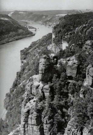 Blick von der Bastei über den Wartturm gegen Stadt Wehlen