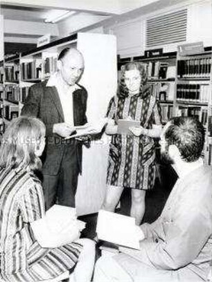 Gruppe "Junger Neuerer" in der Bibliothek des VEB Elektro-Apparate-Werke "Friedrich Ebert" (EAW) in Berlin-Treptow