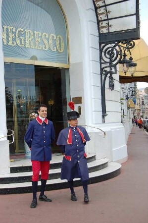 Portiers vor dem Eingang zum Luxus Hotel Negresco an der Promenade des Anglais