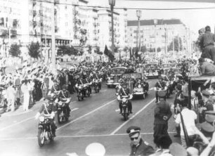 Berlin (Ost). Besuch des sowjetischen Kosmonauten German Titow in Berlin, 1. bis 2. September 1961. German Titow und Walter Ulbricht, winkend aus einer offenen Regierungslimousine, beim Korso auf der Frankfurter Allee