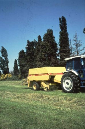 Fotografie: Erntetechnik, Quaderballenpresse, Heuernte, Heu