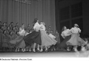 Tanzende junge Frauen bei einer Kulturveranstaltung in Halle II