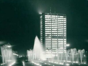 Ernst Reuter Platz mit Springbrunnen und Telefunkenhochhaus bei Nacht