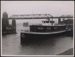 Schulschiff "Rhein" im Homberger Hafen