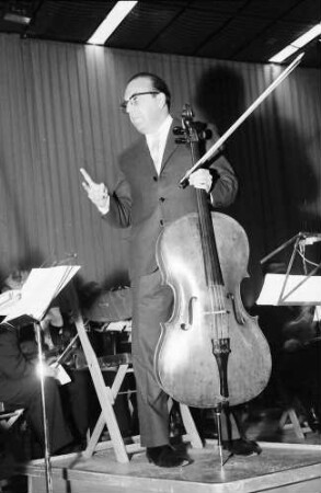 Donaueschingen: Donaueschinger Musiktage; Ernest Bour dirigiert und Siegfried Palm, Violoncello; Uraufführung von Penderecki