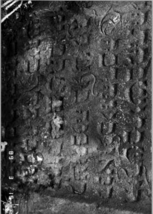 Grabstein 291 (Index: 100108732) Material: Sandstein Zustand: sehr schlecht, verwittert, Textverlust Maße HxBxT: 83x72x13 cm Symbolik: kleine Zweige, verteilt: Grabstein 291B