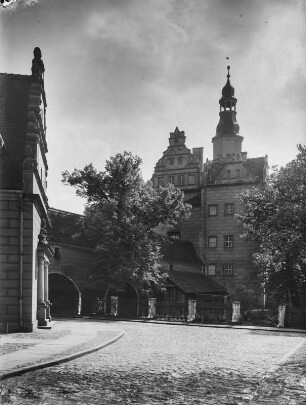 Oels, Schloss : Oels. Schloss Oels. Teilansicht mit Schlossturm, Außenansicht