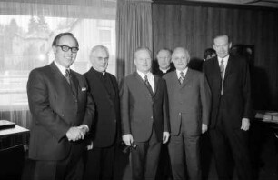 Freiburg: Katholische Akademie, Hauptteilnehmer von links nach rechts, Justizminister Dr. Schieler, Freiburg; Erzbischof Dr. Schäufele, Freiburg; Landesbischof Class, Stuttgart; Weihbischof Dr. Moser, Rottenburg, Landtagspräsident Camill Wurz, [evangelischer] Landesbischof Heidland, Karlsruhe