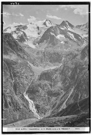 Stubaier Alpen. Wasserfall an der Graba Alm und Wilder Freiger
