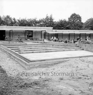 Volksschule: Waldstraße / Oetjendorfer Landstraße: Lehrschwimmbecken vor Fertigstellung: vorn und hinten Sandhaufen und Baumaterial: hinten rechts Schulkinder: dahinter Verwaltungstrakt und Bäume