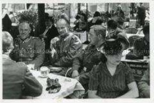 Deutsche Soldaten in einem Pariser Café