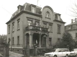 Dresden-Trachau, Platanenstraße 4. Wohnhaus. Straßenansicht mit Einfriedung