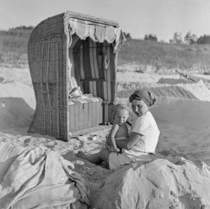 Elisabeth Gremmler mit einem Kind vor einem Strandkorb