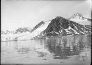 Dunkle Berge mit Schneefurchen, Gletschersee mit Spiegelungen, Nordlandreise, Norwegen