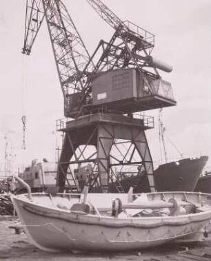 Stralsund, VEB Volkswerft Stralsund, Motorbeiboot und Kran