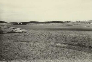 Osterzgebirge. Talsperre Lehnmühle (Wilde Weißeritz). Blick vom Westrand zur Sperrmauer
